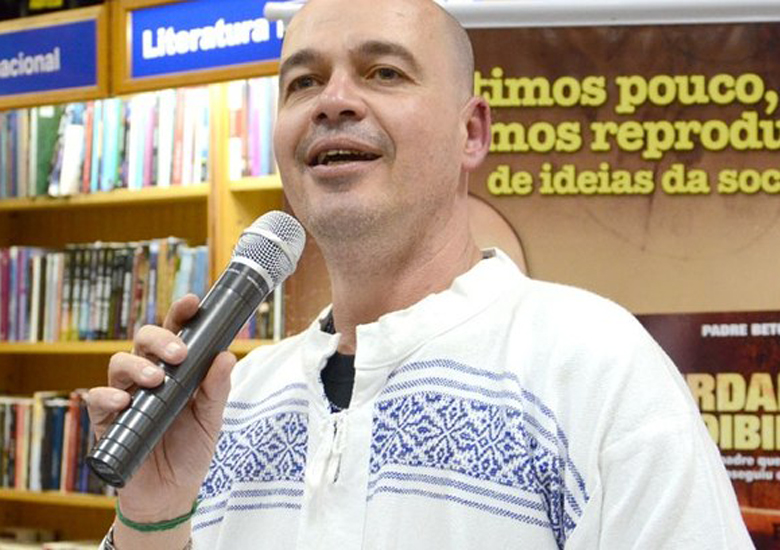 Roberto Francisco Daniel, o Padre Beto, 47, foi excomungado pela Igreja Catlica em 2013 por causa de sua viso progressista da sexualidade.