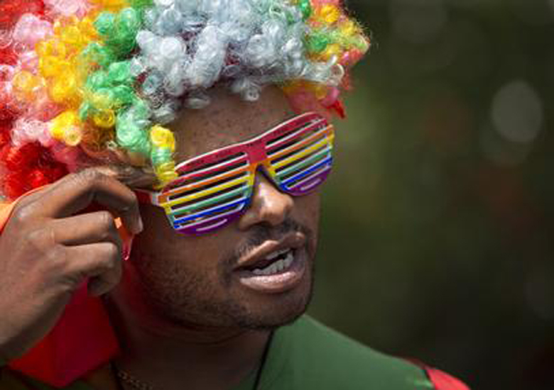 Manifestante usa peruca e culos coloridos em protesto no Qunia contra as medidas homofbicas de Uganda no dia 10 de fevereiro.