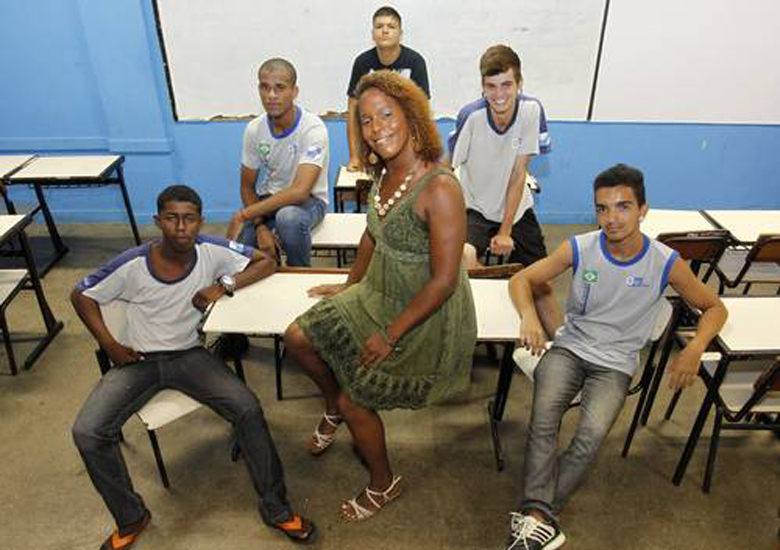 Julia Dutra, primeira diretora tansexual de uma escola no Rio, assumiu a direo do Colegio Estadual Max Fleuiss na Pavuna