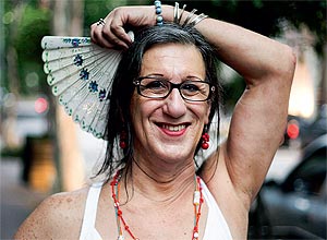 A cartunista Laerte,62, usa suti�s com enchimento e vai colocar silicone em junho.