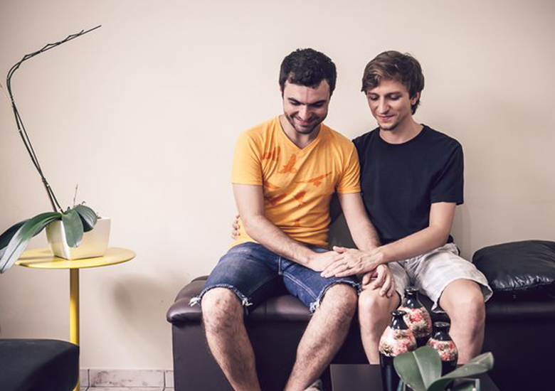 Felipe e Thiago contam que depois de casados passaram a dividir as tarefas e escolher tudo juntos.