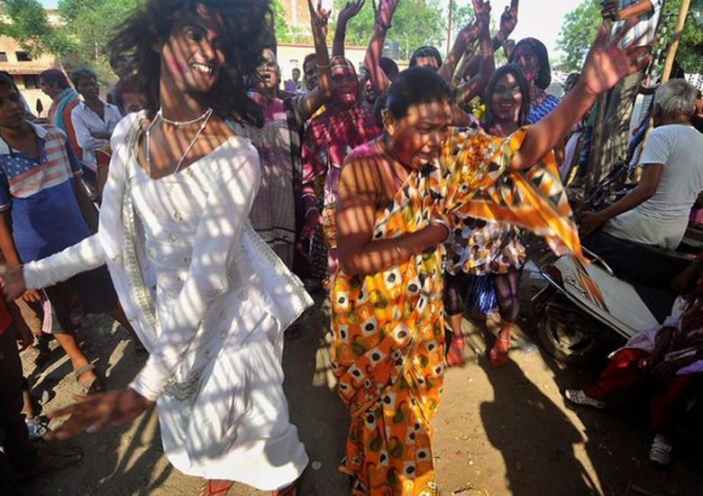 Em Nagpur, transexuais indianos comemoram decis�o da Suprema Corte da �ndia