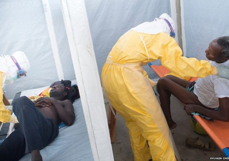 O ebola � uma doen�a viral, cujos sintomas inciais podem incluir febre repentina, forte fraqueza, dores musculares e de garganta, segundo a OMS.