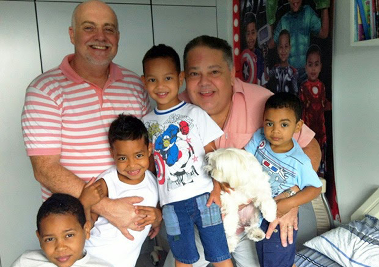 Osmir Messora e o professor Carlos Eduardo Santos com os quatro filhos