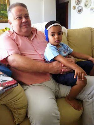 Carlos Eduardo Santos com o filho mais novo, Vinicius, de 2 anos.
