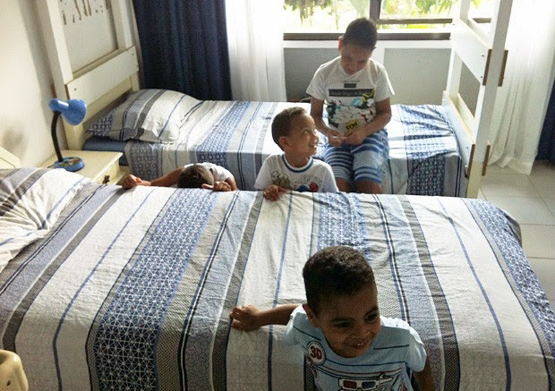 Meninos se divertem no quarto que dividem na Asa Norte.