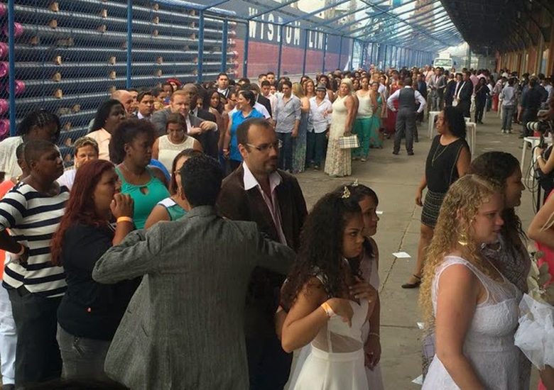 TJ-RJ promove casamento coletivo de 160 casais do mesmo sexo no galp�o do Armaz�m Utopia, na Zona Portu�ria do Rio.