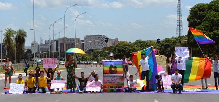 Grupo LGBT protestam em frente ao Palcio do Buriti.