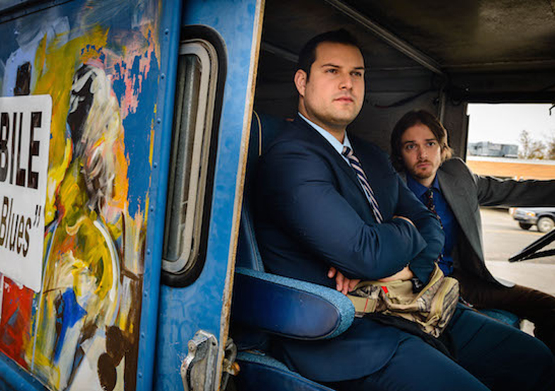 Max (esq.) ganha dinheiro com a tal cura gay
