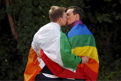 Casal comemora aprova��o do referendo do casamento igualit�rio em Dublin, na Irlanda.