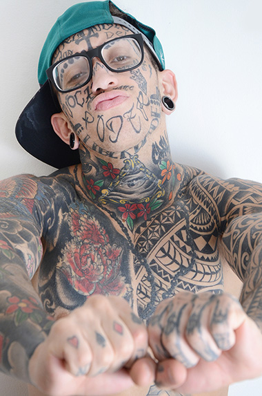 Andr� est� muito mais tatuado, inclusive o rosto est� quase totalmente coberto.