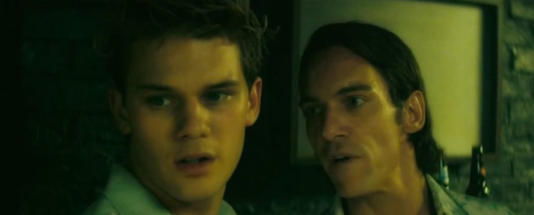 Jeremy Irvine no primeiro trailer do filme sobre o marco da luta LGBT