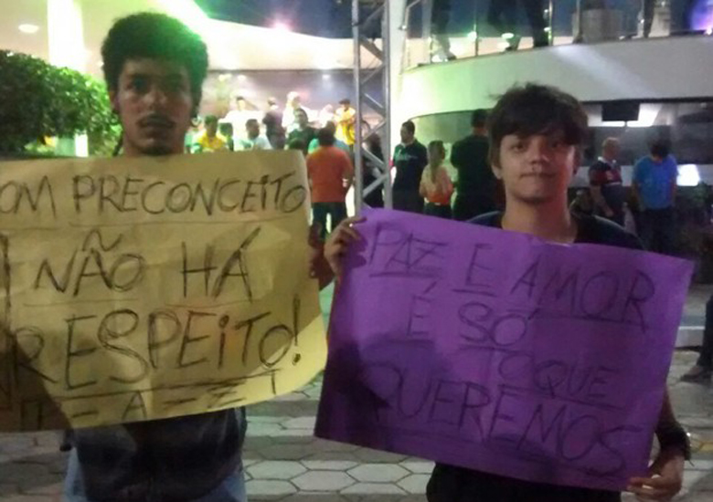 Leonardo e Natan seguram cartazes contra pastor (Foto: Arquivo Pessoal/ Leonardo Gon�alves)