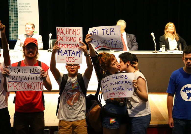 Jovens realizaram protesto contra declara��es de Heinze na Assembleia