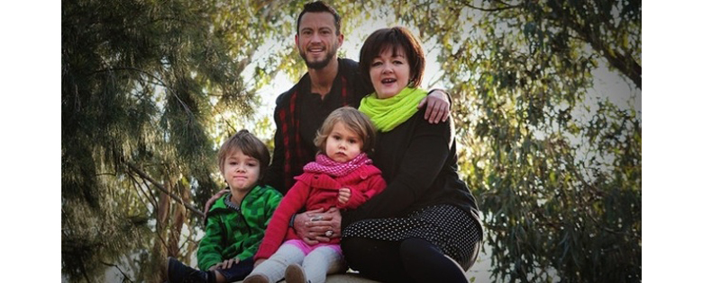 AJ e Zu com os filhos Jasper, de seis anos, e Luka, de tr�s, gerada pelo pai.
