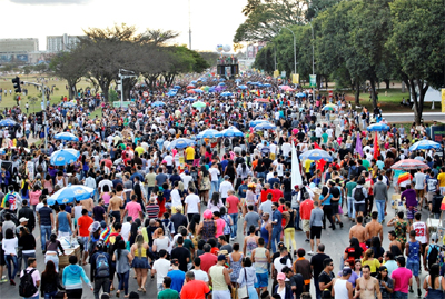 A 18� Parada do Orgulho LGBTS em Bras�lia reuniu 60 mil pessoas segundo a organiza��o