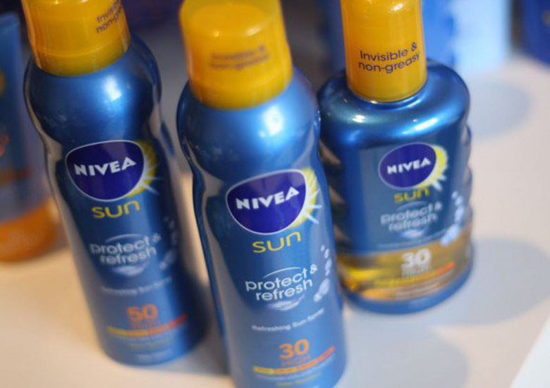 Para os dizem que protetor em creme deixa a pele pegajosa, utilize a recente vers�o em spray, o Nivea Sun Protect & Fresh Spray, j� bem famoso aqui no Brasil e que agora vem em uma nova vers�o com FPS 30 e mentol refrescante. Sem contar que ele � completamente transparente.