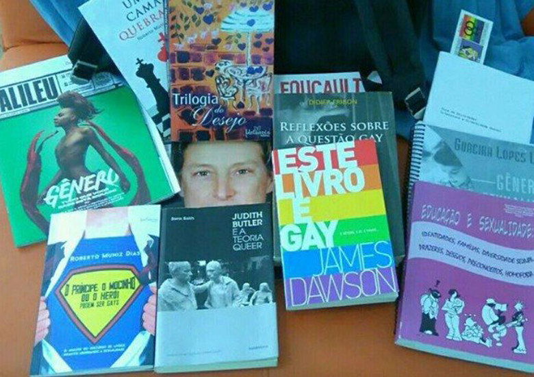 Cerca de 30 alunos de cada escola recebero cartilhas e livros com literatura homoafetiva infantil.