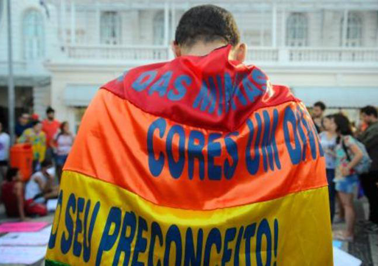 Bandeira dos direitos LGBT: o n�mero aumenta ainda mais quando se analisa as varia��es do termo, e os regionalismos