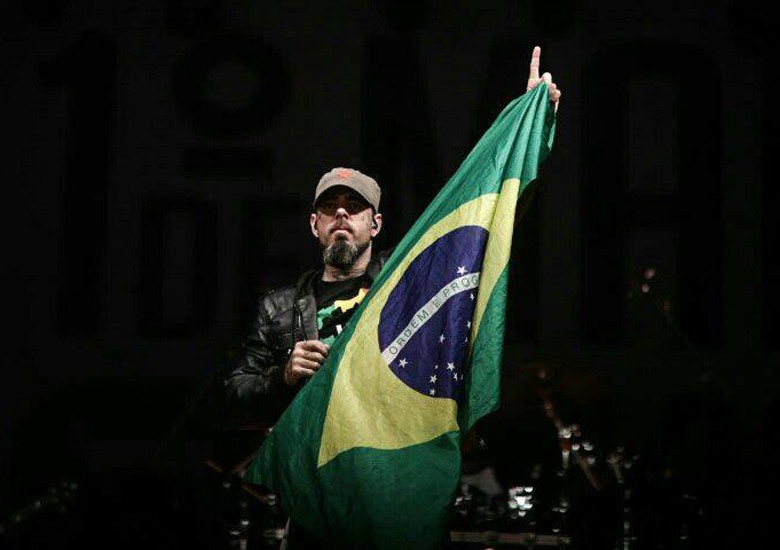 Tico Santa Cruz em show no Vale do Anhangaba� (SP)