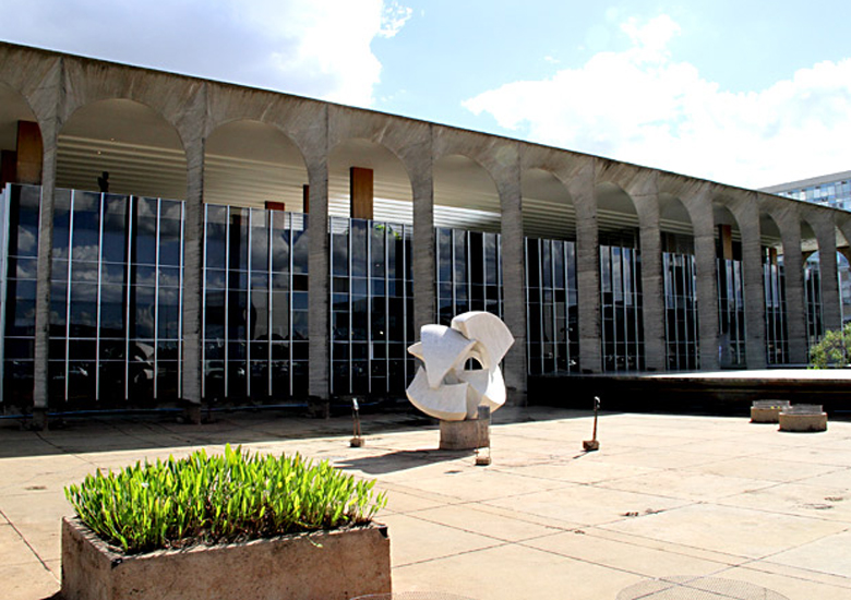 Escultura 'Meteoro' em frente ao Pal�cio do Itamaraty, em Bras�lia, sem o espelho d'�gua.