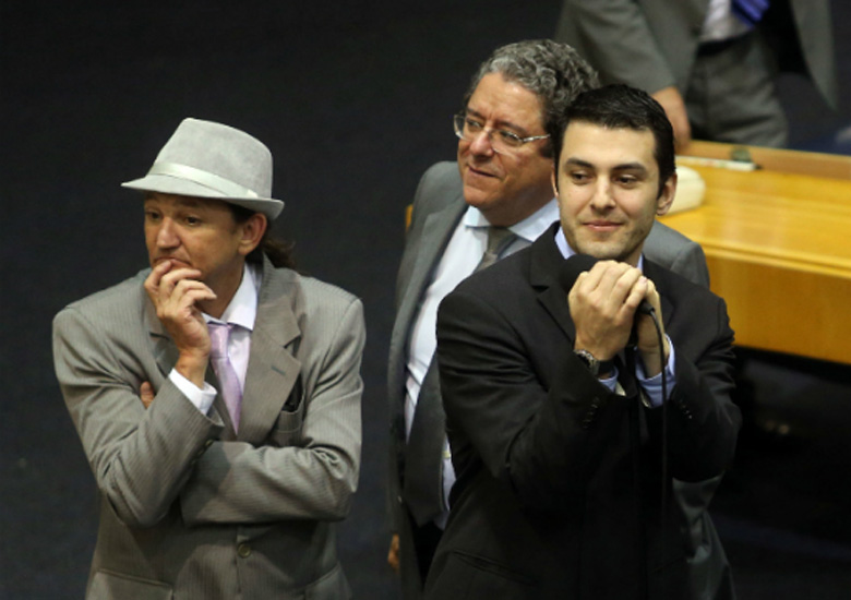 De terno preto, segurando o microfone, o vereador Eduardo Tuma. Foto: JF Di�rio/Estad�o