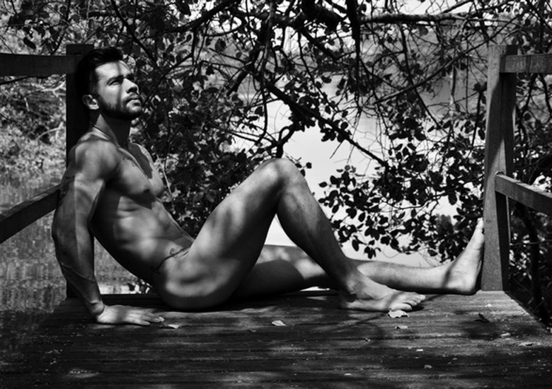 Modelo Thiago Berbet posando para o The Male Nude Project (Foto: Divulgao/Sergio Santoian)
