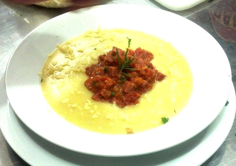 A polenta com ragu de calabresa do Up Cozinha & Bar