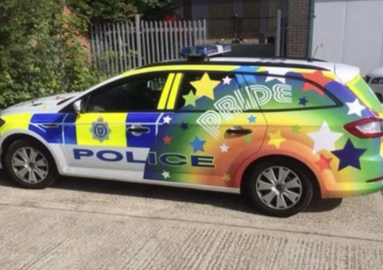 Viatura estilizada para a parada LGBT inglesa.