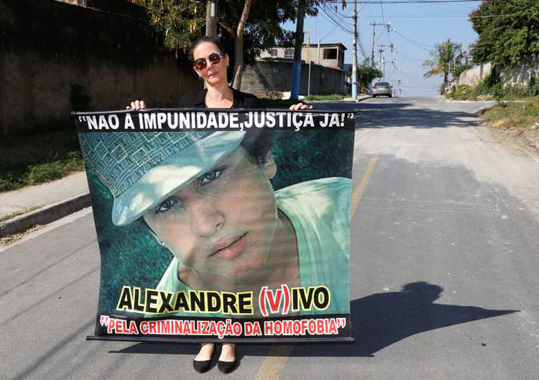 Angelica Ivo na rua que recebeu o nome do filho.