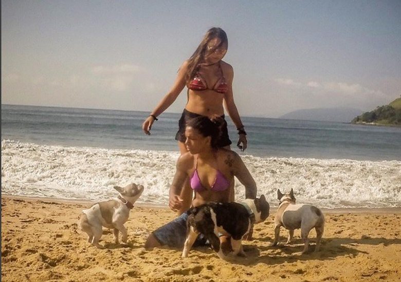 Rafaela e Thamara t�m tr�s cachorros no apartamento em que vivem.
