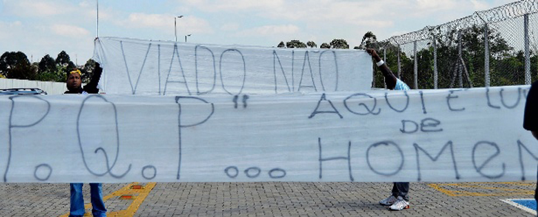 19.ago.2013 - Torcedores do Corinthians levam faixas para protestar contra Emerson Sheik aps selinho em amigo
