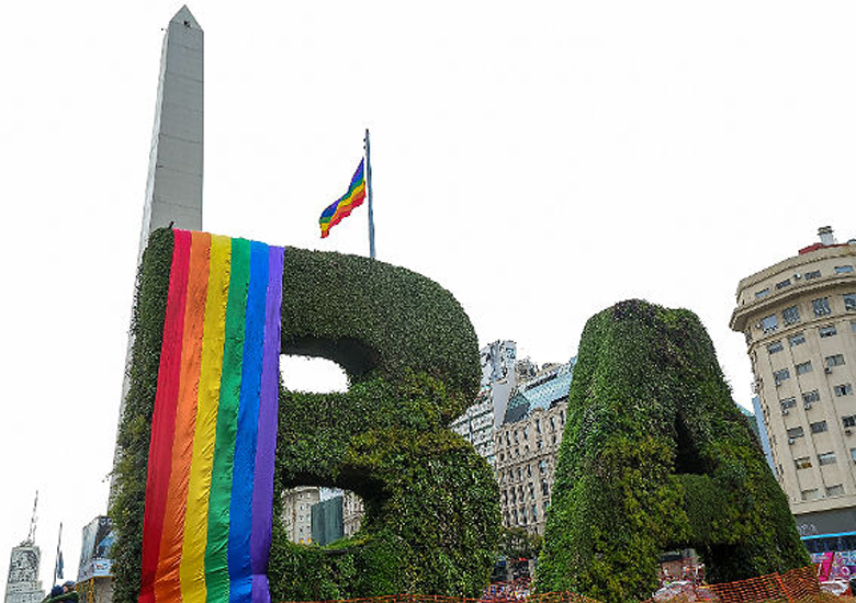 Bandeira LGBT em escultura com as iniciais de Buenos Aires