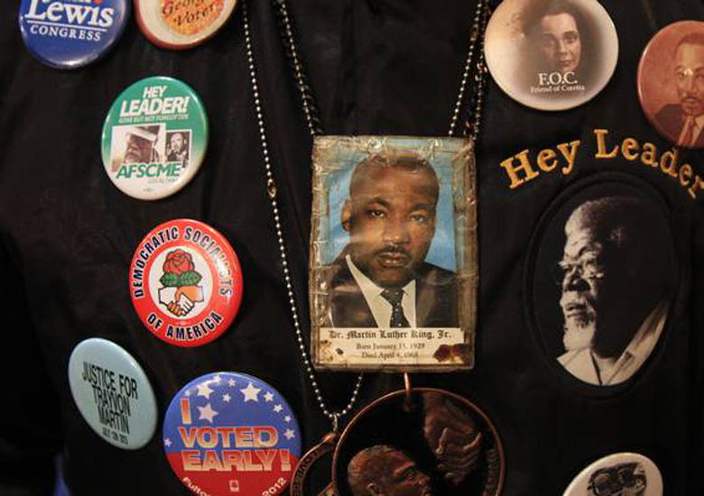 Homem veste jaqueta com imagem de Martin Luther King, em Atlanta