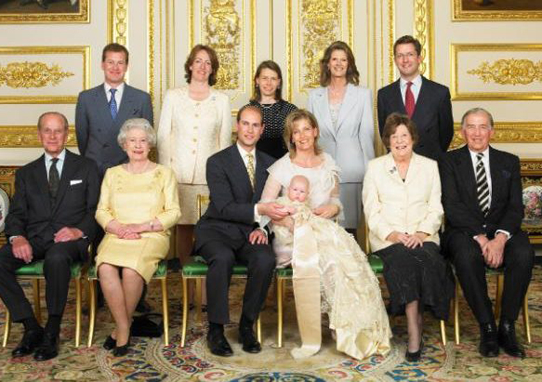 Lord Ivar Mountbatten (primeiro no topo  esquerda) em foto oficial com a Rainha Elizabeth II