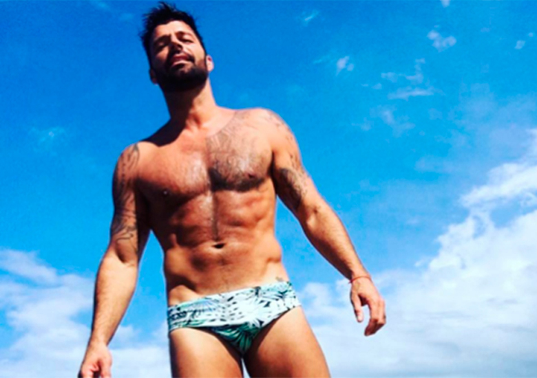 Ricky Martin exibe o corpo sarado durante passeio na praia