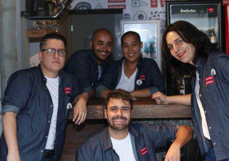 Parte da equipe na hamburgueria na Zona Sul de Sampa