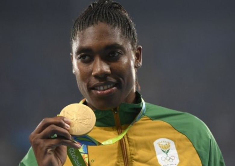 Semenya exibe medalha de ouro conquistada nas Olimpadas Rio 2016