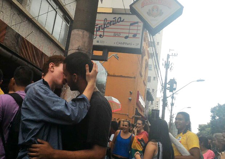 'Beija�o' aconteceu em frente ao bar onde teria ocorrido a discrimina��o