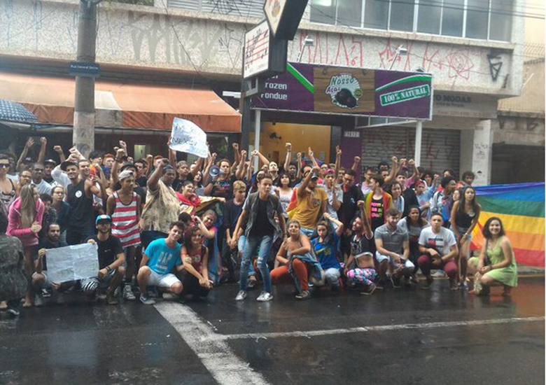 Segundo organizadores, centenas de pessoas participaram do ato