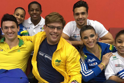 Bruno Chateaubriand com ginastas da seleo brasileira.