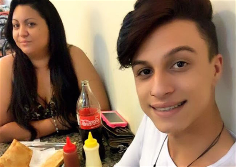 Imagem postada em rede social mostra Itaberli ao lado da m�e