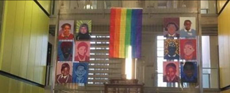 No Ms da Histria LGBT, festejado em fevereiro na Gr-Bretanha, a escola em que Gray leciona hasteia a bandeira do arco-ris hasteada no seu trio