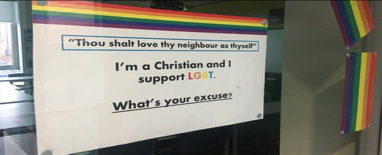 Colegas de Daniel Gray fizeram cartazes em apoio aos direitos LGBT e colaram na porta das salas de aula