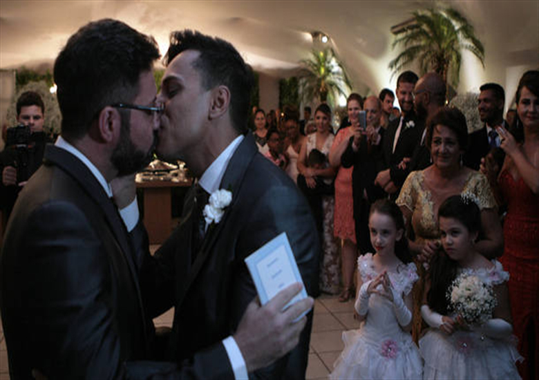 O prefeito da cidade de Lins Edgar de Souza (PSDB), de �culos e barba, casou neste fim de semana com o companheiro dele, Alexsandro Luciano Trindade.
