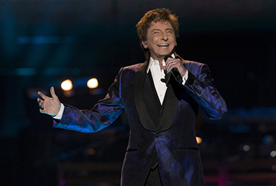 Barry Manilow se apresenta em Los Angeles em 2015.