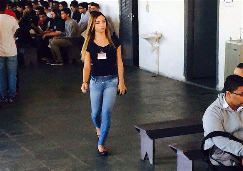 Marianna Lively foi fotografada enquanto fazia o alistamento no Ex�rcito Brasileiro.