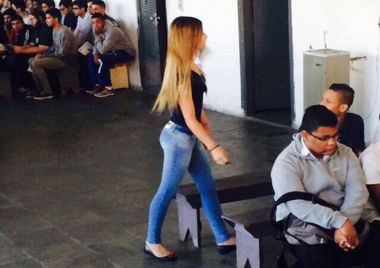 Marianna Lively foi fotografada enquanto fazia o alistamento no Ex�rcito Brasileiro.