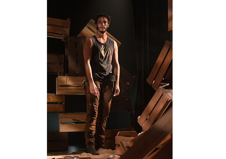 O ator Pedro Bosnich na pe�a o Bosque Soturno, em cartaz no teatro Jo�o Caetano