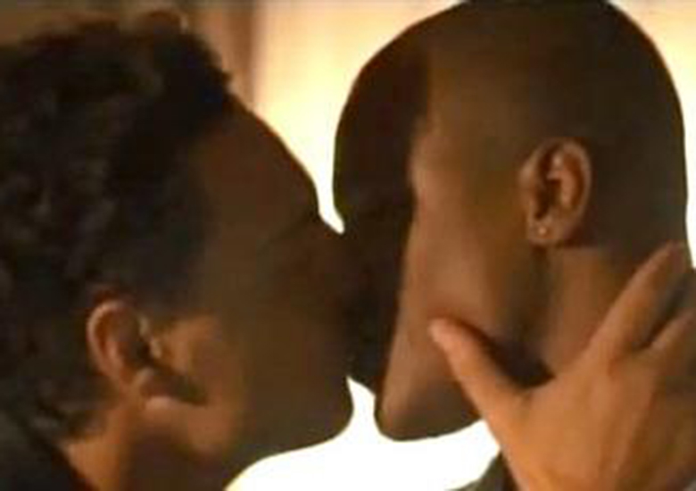 O primeiro beijo gay da TV angolana foi protagonizado pelos atores Pedro Hossi e Lialzio Almeida
